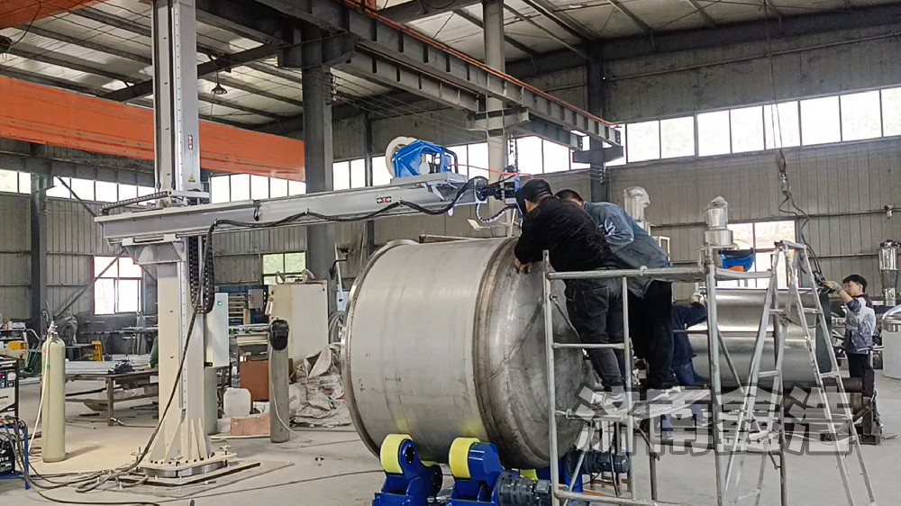 新鄉(xiāng)重型焊接操作機，無線遙控，提高效率